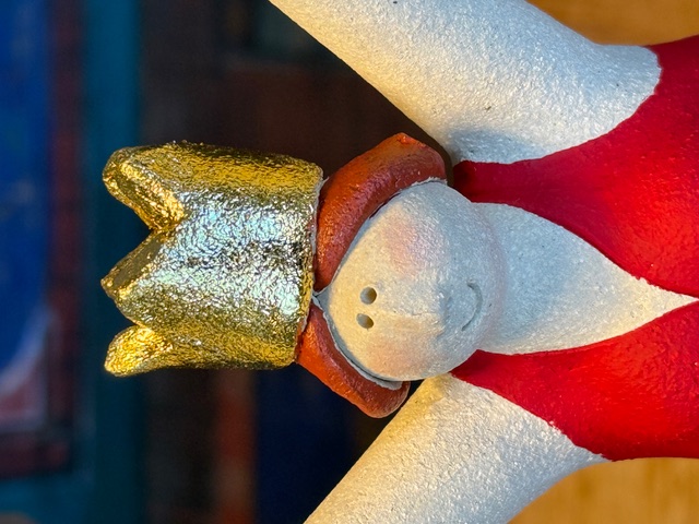 Königin auf Betonsockel