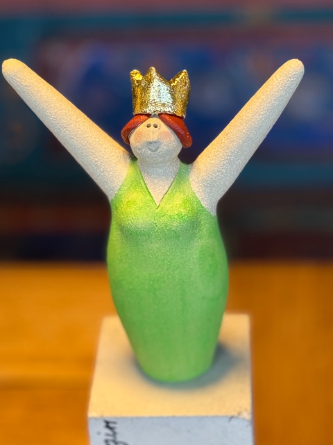 Königin auf Betonsockel